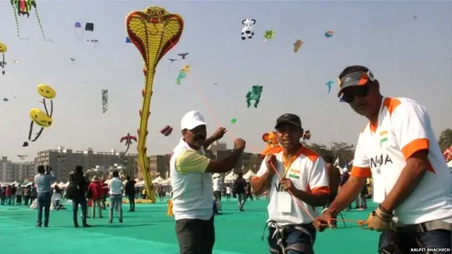 साबरमती रिव्हर फ्रंट परिसरात सकाळी दहा वाजेपासून सांयकाळी उशीरापर्यंत पतंग उडवण्यासाठी पतंगबाज एकत्र येतात.
