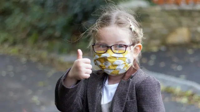 Niña con mascarilla