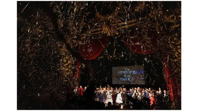 ممثلون وفريق العمل يلقون التحية الختامية