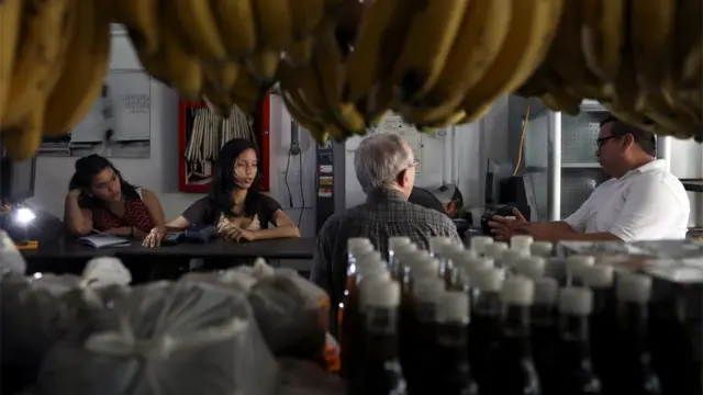 Tienda en Venezuela durante un apagón