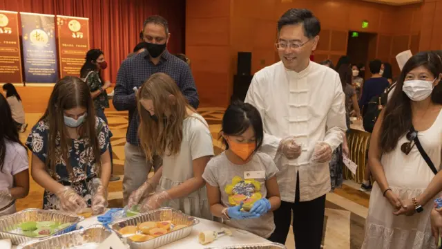 秦刚(前右二)出席中国驻美国大使馆举办的中秋游园活动(新华社图片10/9/2022)