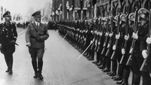 Heinrich Himmler và Adolf Hitler duyệt đội cận vệ SS