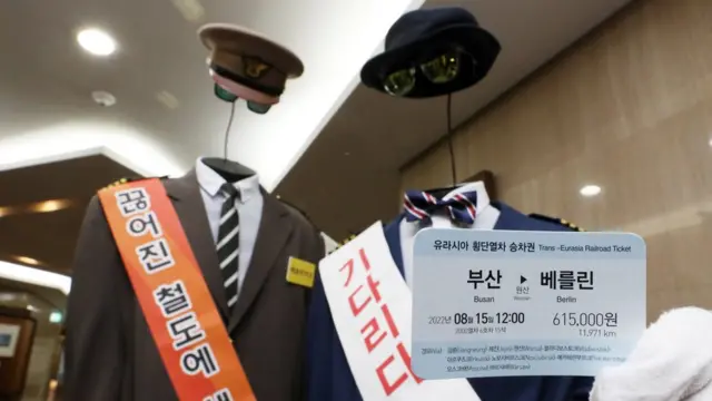 지난 17일 열린 동해북부선 연결 추친위원회 발족식에서 전시된 부산-베를린 승차권