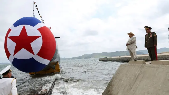 노동신문이 공개한 북한의 전술핵공격잠수함 사진