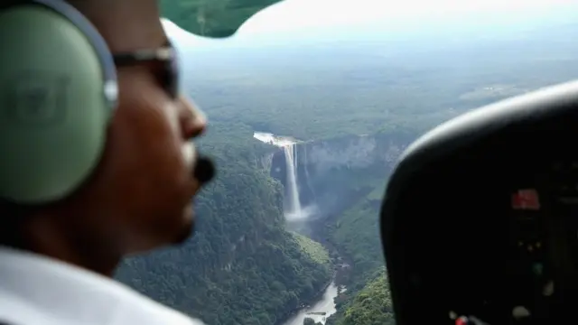 Un piloto sobrevuela la catarata Kaiteur.