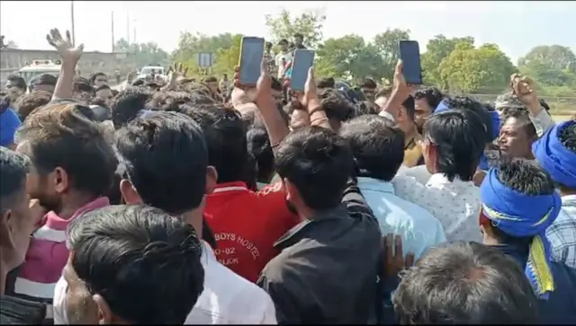 गांव की सड़क पर मौजूद लोग