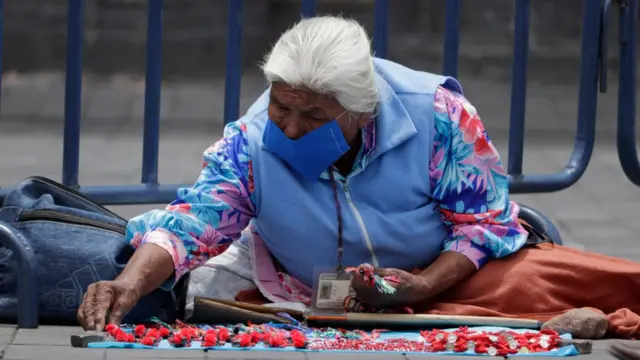 Женщина на улице в Мексике