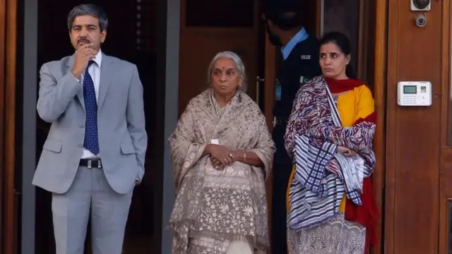 کمانڈر جادھو کے اہل خانہ