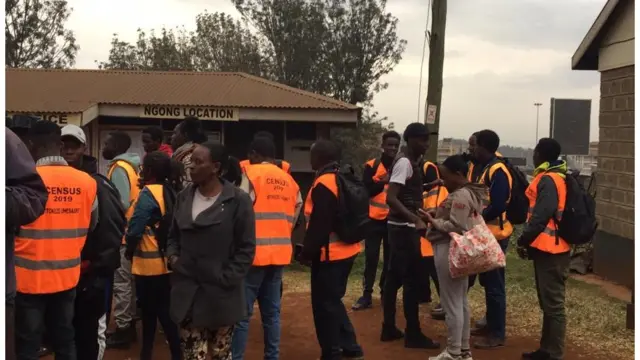 Baadhi ya maafisa wa kuhesabu watu wakisubiri maelezo ya mwisho kabla ya kuelekea katika maeneo waliopangiwa kufanya shughuli ya kuhesabu watu.
