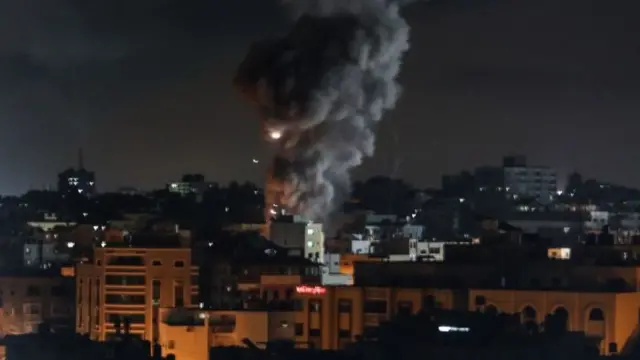 "مهمتي الأكبر في كل ليلة هي جعل فتاتيّ تنامان قبل بدء القصف"
