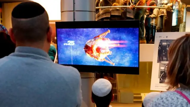 બેરેશીટનું લૅન્ડિંગ જોતા લોકો