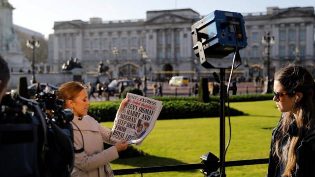 Prensa analizando la noticia en las afueras del palacio de Buckingham.