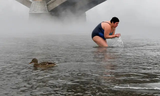 Vernica u ruskom gradu Krasnojarsku ulazi u vodu uoči plivanja za krst.