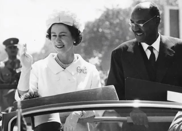 Sa Majesté la Reine Elizabeth II et le Président El Tigani El-Mahi, dans une voiture ensemble sur le trajet de l'aéroport de Khartoum lors d'une visite royale, Soudan, 11 février 1965.