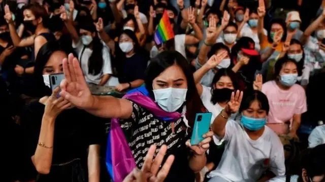 Hunger Games ရုပ်ရှင်ထဲက လက်သုံးချောင်းထောင်တဲ့ သင်္ကေတအတိုင်း ထိုင်းဆန္ဒပြသူ အတော်များများ လုပ်ခဲ့ကြ
