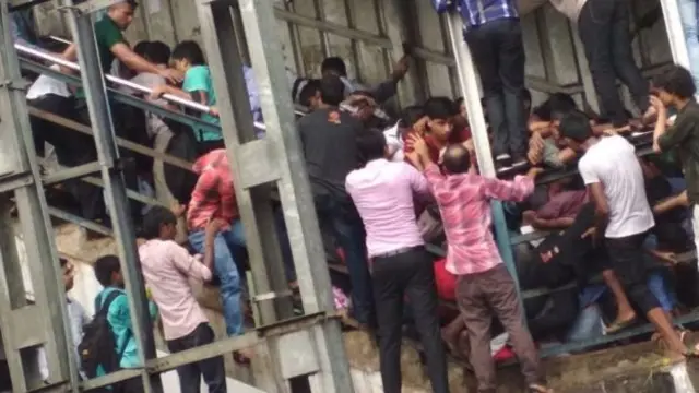 මගී පාලම දෙසට ජනතාව ගමන් ගනිමින්