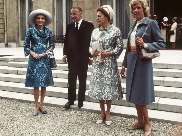 از چپ فرح پهلوی، ژرژ پمپیدو، رئیس جمهور وقت فرانسه، همسرش و فریده دیبا (مادر فرح پهلوی)