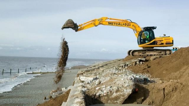 Quebra-mar sendo reconstruído