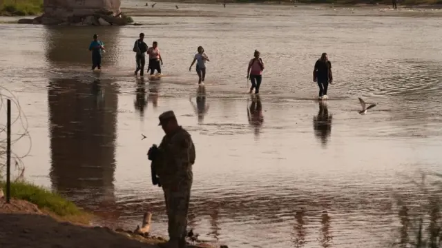 Migrantes atravessando o Rio Grandeevolution black jackEagle Pass, no Texas