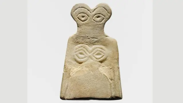 در جریان کندوکاو در تل براک سوریه بت‌هایی کشف شده‌اند که از رخام گچی تراشیده شده‌اند و قدمتشان به ۳۵۰۰ قبل از میلاد باز می‌گردد