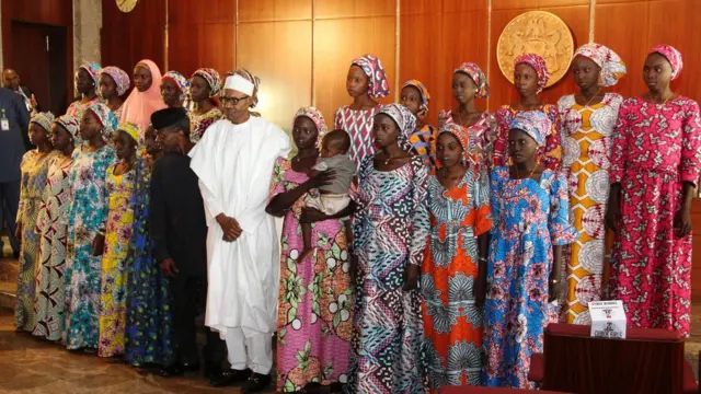 Aarẹ Muhammadu Buhari pẹlu awọn akekọbinrin Chibok
