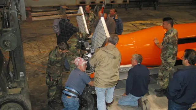 بالچه‌های "مادر همه بمب‌ها" که با کمک آنها هنگام سقوط آزاد مسیرش را به سمت هدف تنظیم می‌کند