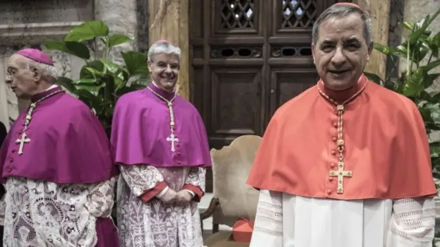 الكاردينال جيوفاني أنجيلو بيشيو وكاهنان