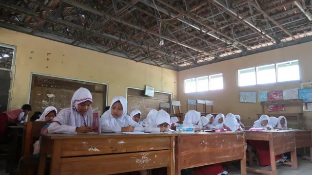 Salah satu ruang kelas di SDN Cibentang 02 di Kabupaten Bogor yang tidak memiliki atap akibat renovasi yang bermasalah.
