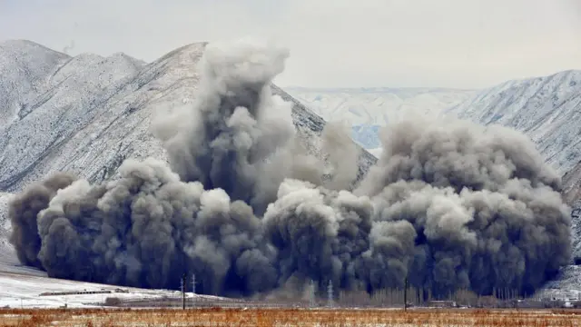 2009-жыл 22-декабрь Камбар-Ата-2 ГЭСинин курулушундагы жардыруу иштери