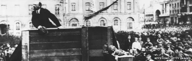 Trong hình bị tẩy xóa, Lenin đứng một mình, không còn Trotsky
