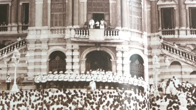 ร.9 เสด็จออก ณ สีหบัญชร พระที่นั่งสุทไธสวรรย์ปราสาท