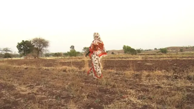 याच जमिनीसाठी त्या मुंबईत आल्या होत्या.