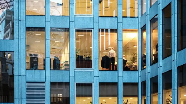 بالنسبة لكثير من الشركات، الموظف المثالي هو الذي يضع العمل في مقدمة أولياته