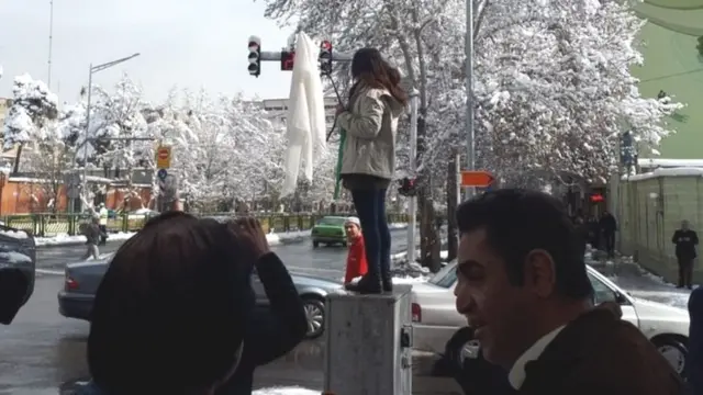 در چند روز گذشته شمار زیادی از زنان و همین‌طور مردان در اعتراض به حجاب اجباری یک روسری را سر چوب زدند
