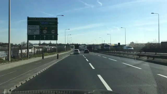 Ụgbọala na-agba okporo ụzọ namba Briten