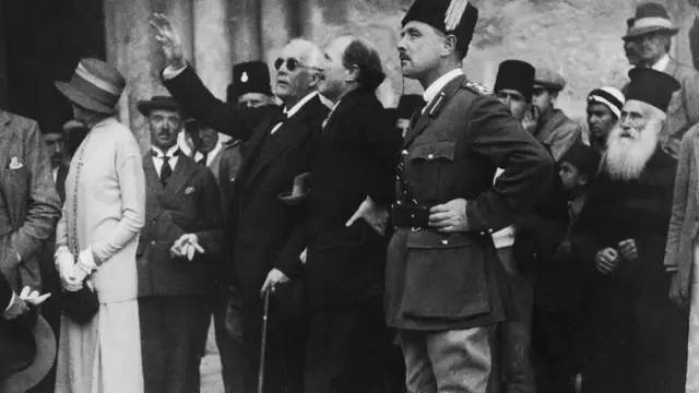أرثر بالفور في زيارة للقدس عام 1925