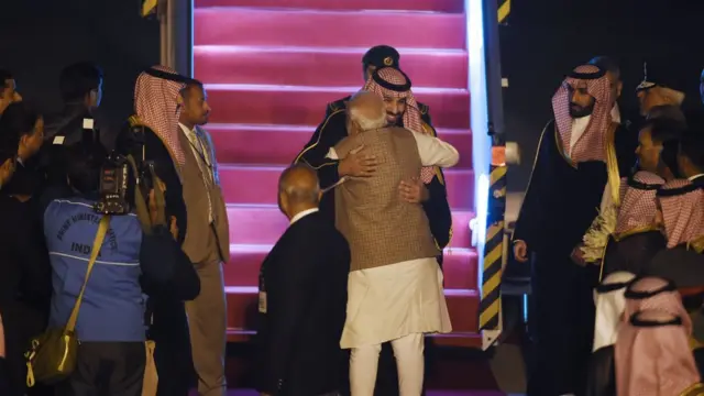 نارندرا مودی با زیر پا گذاشتن پروتکل همیشگی کشورش در استقبال از رهبران جهان، پای پلکان هواپیما محمد بن سلمان را در آغوش کشید