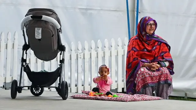 குழந்தை ஃபாத்திமா பெவிலியனுக்கு வெளியே விளையாடுகிறாள்