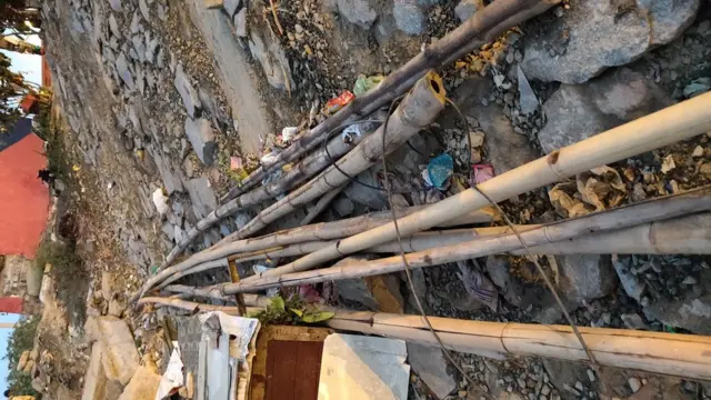 उपकरण के नाम पर मिलते हैं बांस और पंजी