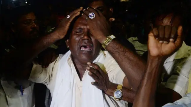 શોકાતૂર સમર્થકો