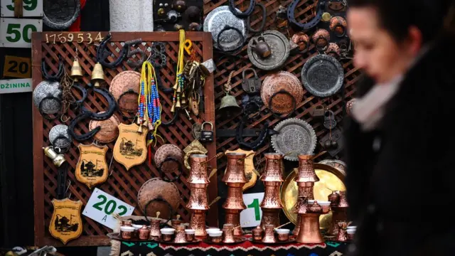 Девојка поред сувенира, Сарајево