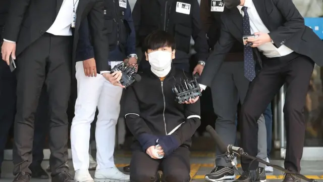 ‘노원구 세 모녀’를 잔혹하게 연쇄 살해한 피의자 김태현이 지난 4월 9일 서울 도봉경찰서 유치장에서 나와 검찰로 송치되며 무릎을 꿇고 있다