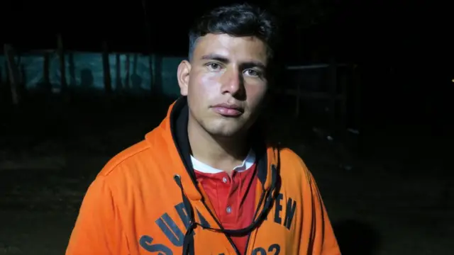 Ezequiel González vestido de civil