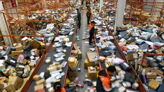 中国“双十一”过后仍待处理分发的快递物品。