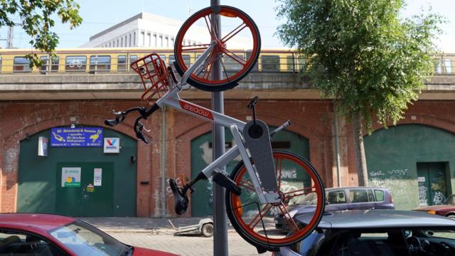 A Mobike hanging from a lamp-post in Berlin