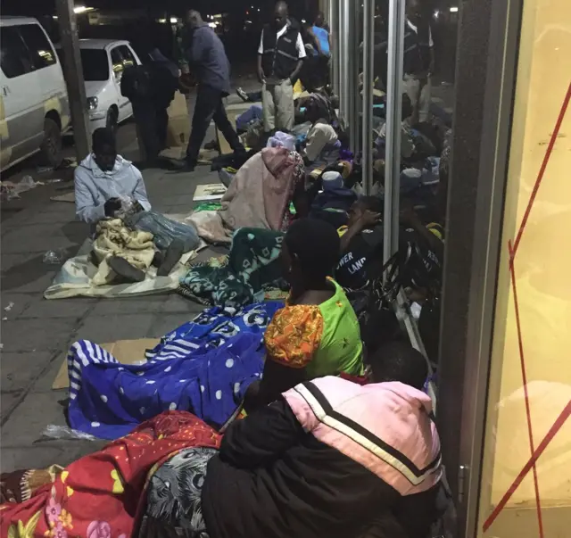 Люди спят на улицах хараре