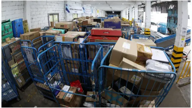 14일 오전 서울 시내의 한 택배 물류센터에 택배상자가 가득 쌓여 있다
