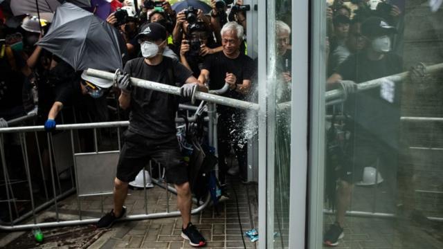 Группа протестующих разбила двери в парламент Гонконга