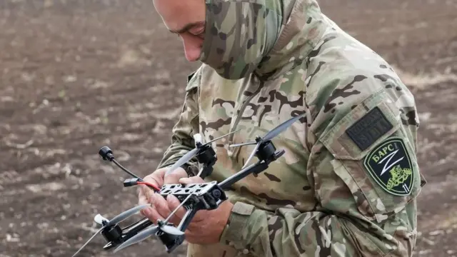 Боец БАРС тестирует беспилотник в оккупированной части Запорожской области Украины, 19 октября 2023 года