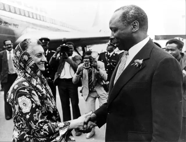 Daniel arap Moi rencontrant la Première ministre indien Indira Gandhi à l'aéroport du Kenya en septembre 1981.